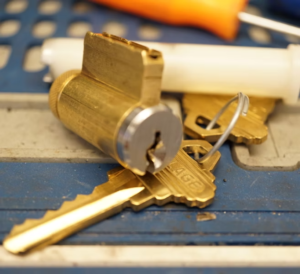 Lock cylinder with keys for rekeying service