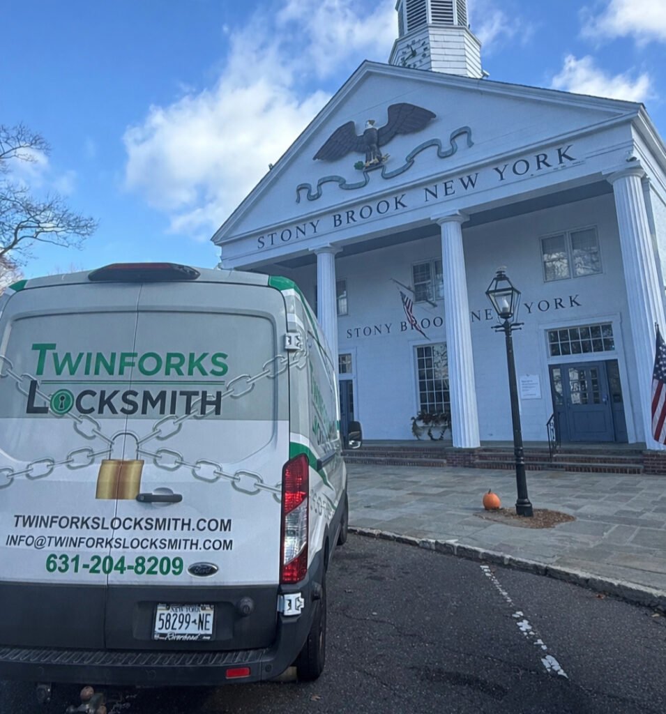locksmith van infront of stonybrook post office